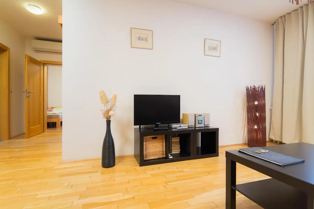 Elen'S Apartments Prague - Free Garage Parking