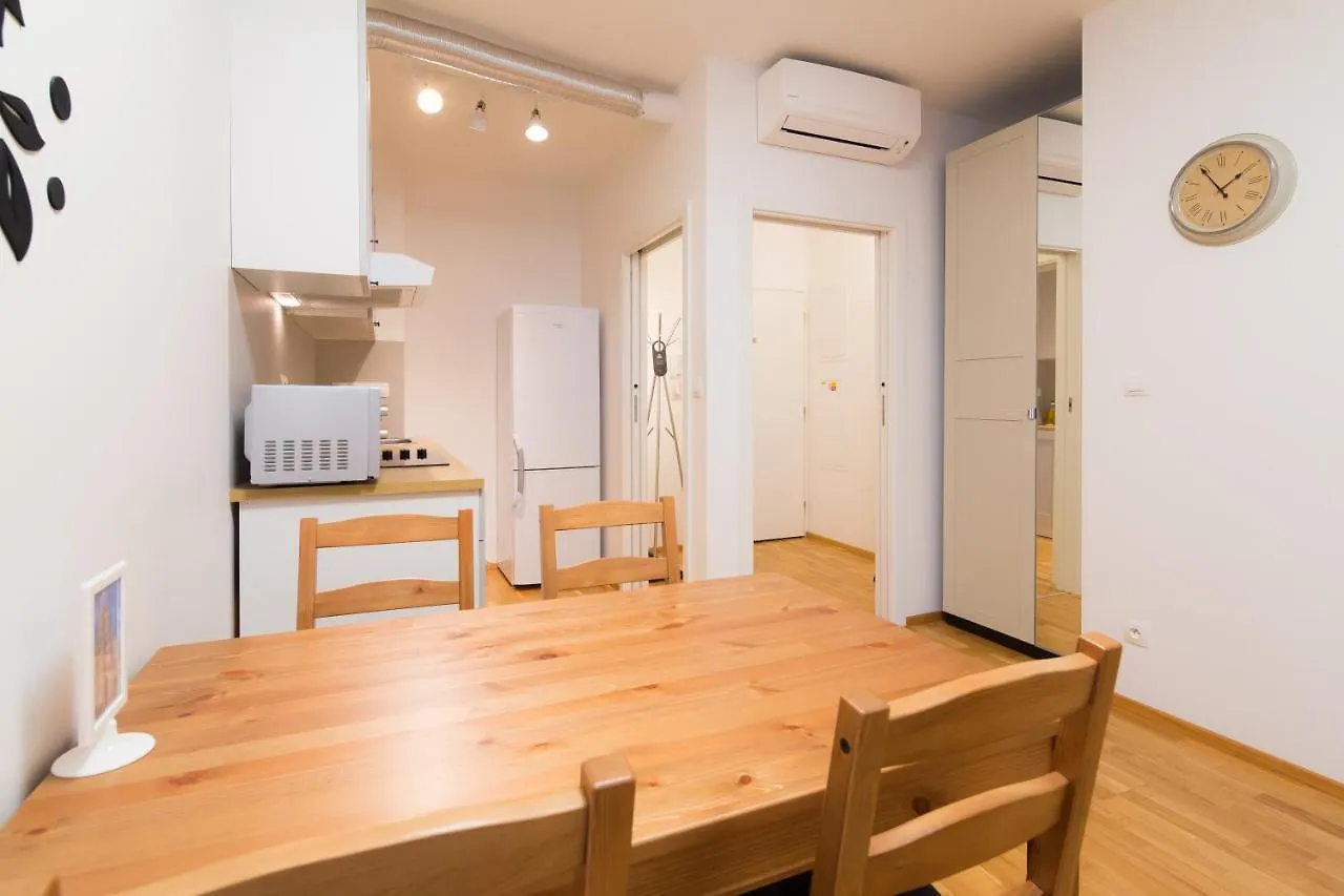 Elen'S Apartments Prague - Free Garage Parking